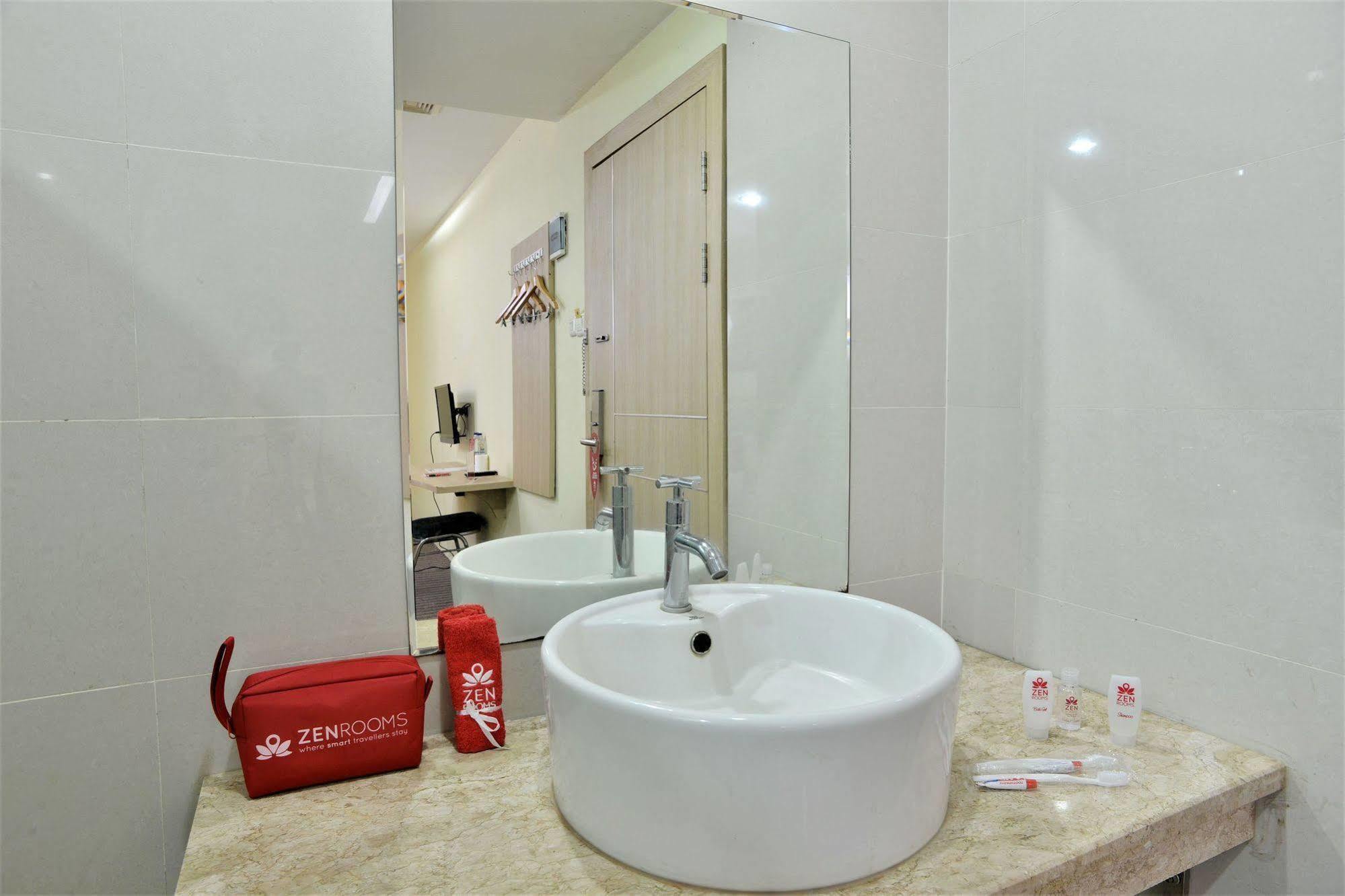 Zen Rooms Rujia Pecenongan Cakarta Dış mekan fotoğraf